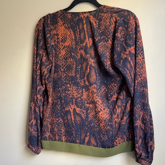 Cabi size M faux wrap reptile print v neck blouse grunge - Picture 6 of 11